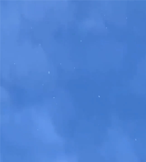 消息称我国“九天”无人母机已首飞成功！高空释放大量无人机