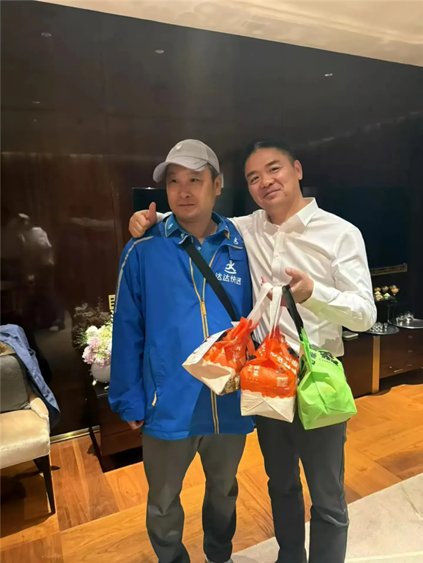刘强东视察工作住酒店 点外卖给小哥1000元小费并合影