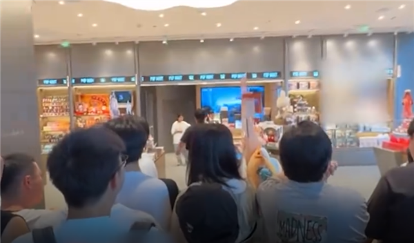 泡泡玛特杭州新店开业2小时就关闭：顾客太多有危险 不知谁是黄牛