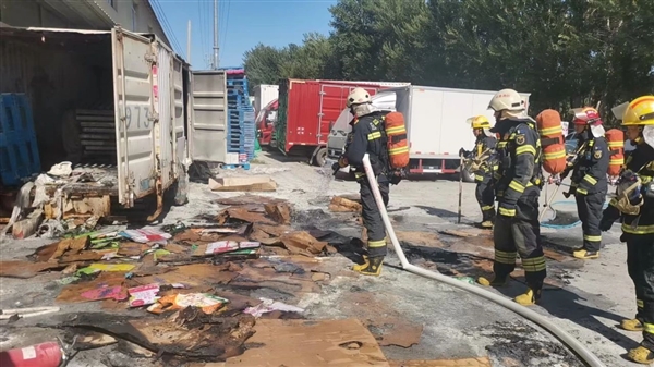 夏季车内玻璃瓶隐患大 一车主因放空酒瓶烧了整个车厢