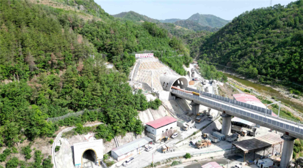 设计时速350公里！西十高铁湖北段一日贯通两座隧道