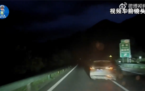 害人害己！轿车错过高速路口竟直接倒车 结果导致车祸