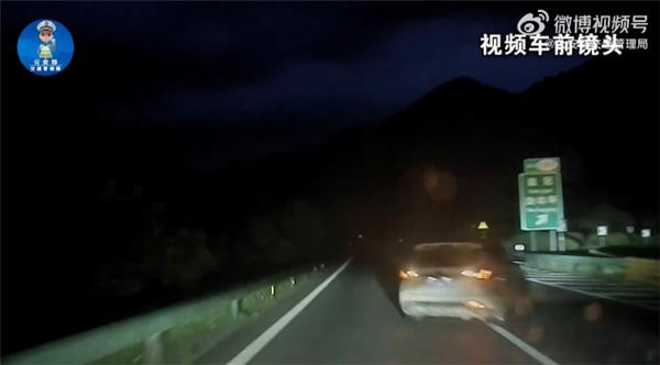 害人害己！轿车错过高速路口竟直接倒车 结果导致车祸