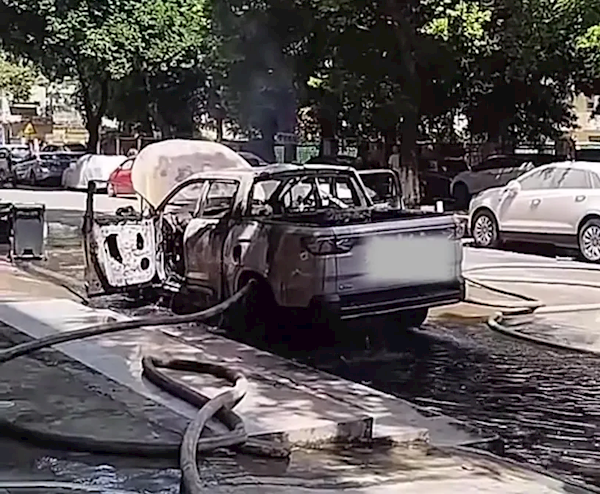 新能源皮卡停车中起火 车主:整车零部件烧完了 就剩一副车架插图 新能源皮卡停车中起火 车主:整车零部件烧完了 就剩一副车架