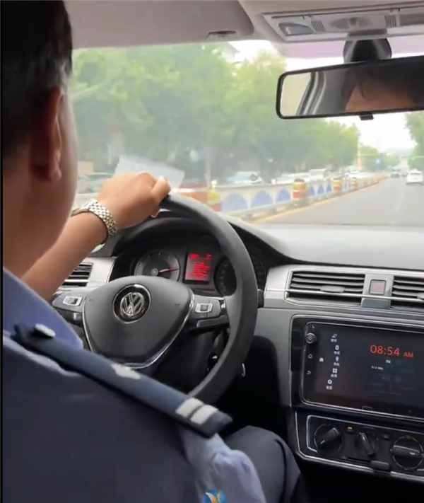 高考跑错考场 蜀黍7分钟把考生送达：换挡转速表直接踩到底