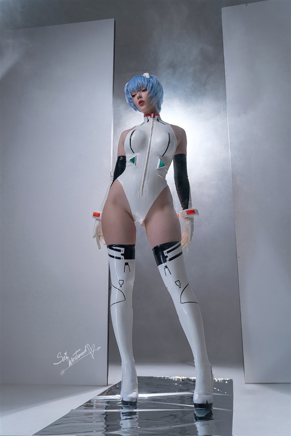 国外美女Cos《黑夜君临》女爵美图 完美逼真还原