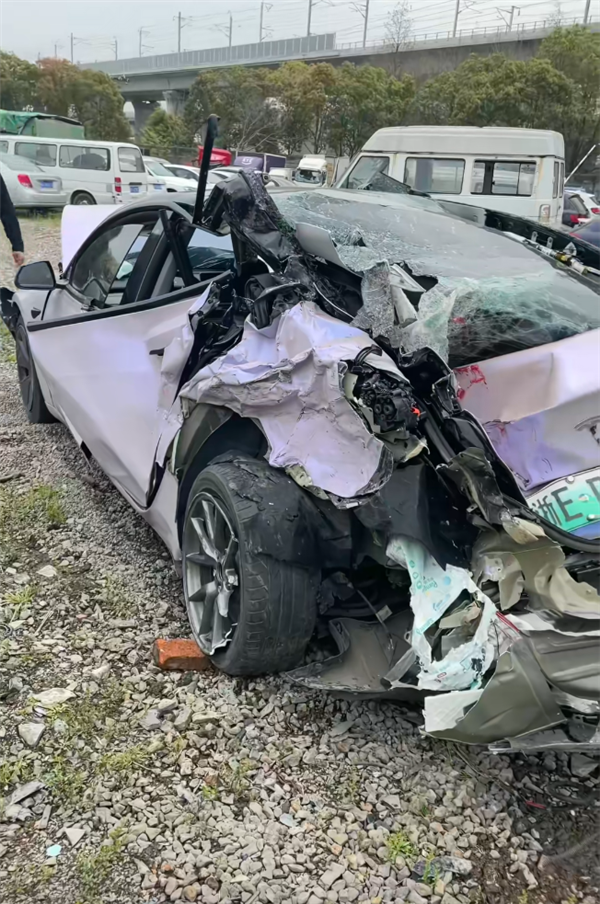 Model 3遭卡车追尾后钻底车内4人仅轻伤 车主又订了台Model Y