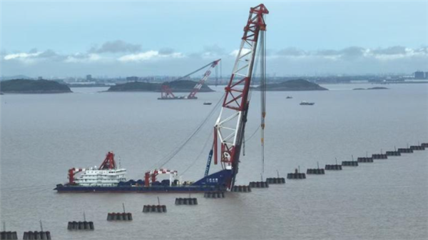 世界最长高速铁路桥！通甬高铁海中引桥钢管桩完成沉放