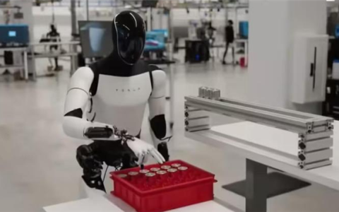 马斯克：人形机器人Optimus V3交互升级 将引入Grok语音助手