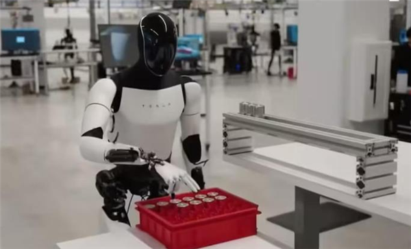 马斯克：人形机器人Optimus V3交互升级 将引入Grok语音助手