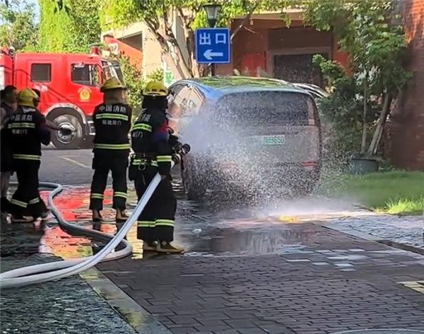 厦门一理想MEGA车内起火 理想高管：是车主后备箱私人物品起火