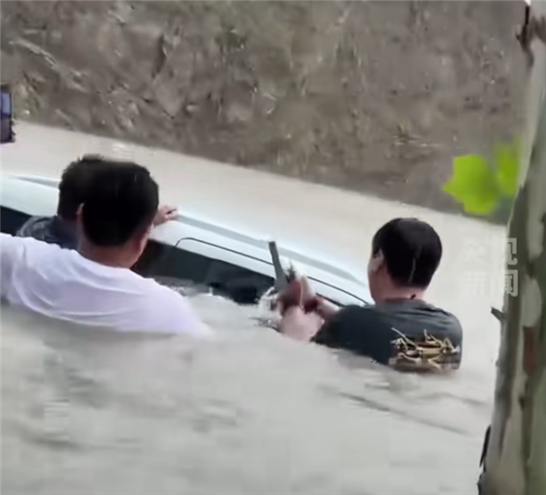 暴雨引发洪水淹没车顶 央视点赞五菱4S店员工破窗救人