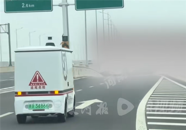 无人驾驶快递车跑上高架 涉事公司回应：地图数据未及时更新