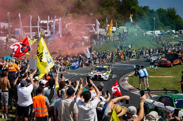 雷军祝贺宝马纽博格林24小时耐力赛夺冠：小米没有计划造油车