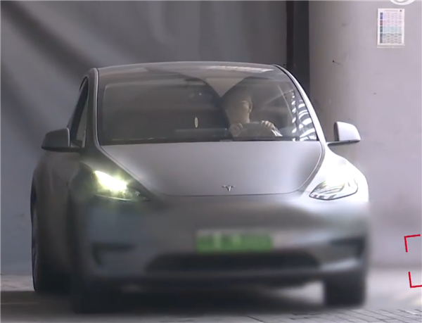 特斯拉车主称快速路遭遇刹车失灵：滑行5到10分钟才停下