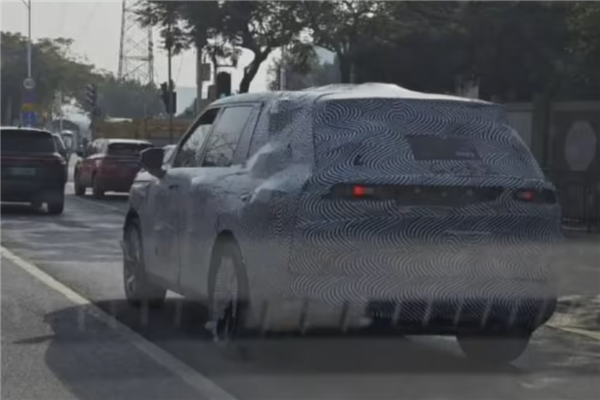 剑指理想L8！小鹏首款增程车型G01曝光：采用经典“三排六座”布局