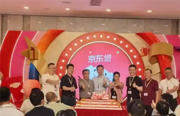 京东总部举办618周年庆活动  蔚来李斌现身为刘强东站台