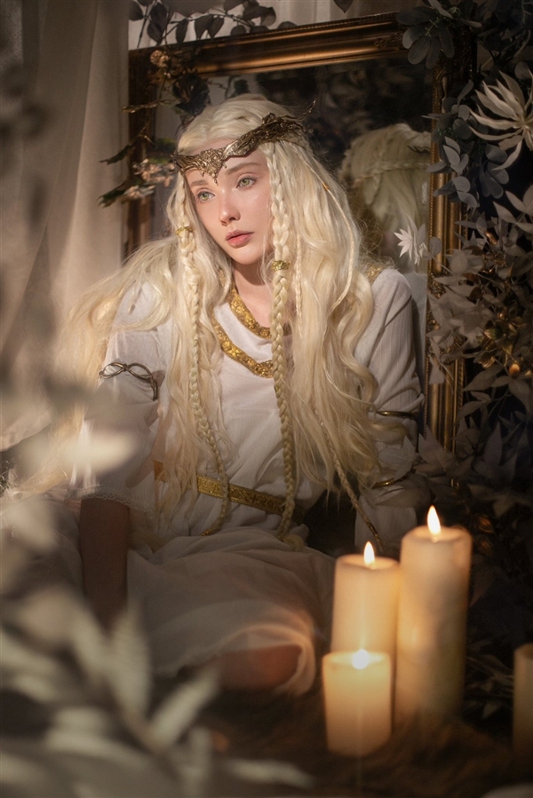 国外美女Cos《黑夜君临》女爵美图 完美逼真还原