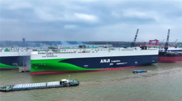 全球最大汽车滚装船“安吉宏盛”轮启航：搭载8000余辆中国汽车