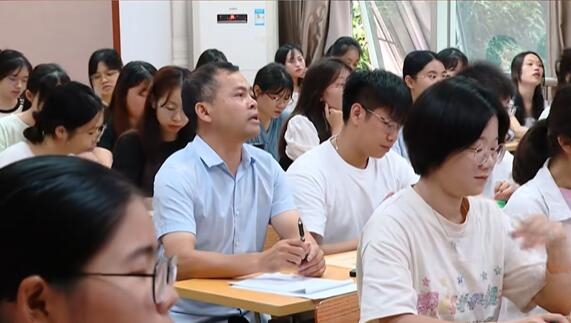 52岁大学生将毕业：一家四口都在上学