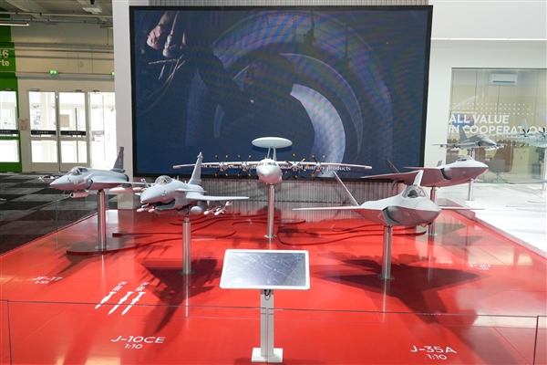 歼10CE亮相2025年巴黎航展：你好巴黎 我叫歼10CE