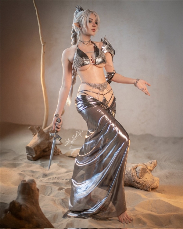 国外美女Cos《黑夜君临》女爵美图 完美逼真还原