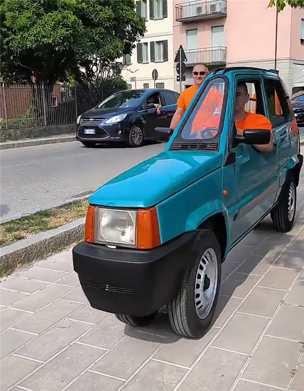 妥妥“纸片车”！意大利人打造世界最窄汽车：方向盘没碗大