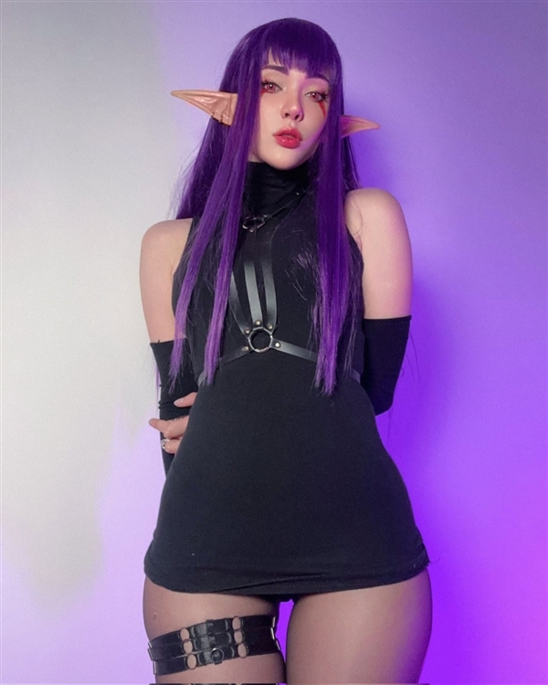 国外美女Cos《黑夜君临》女爵美图 完美逼真还原