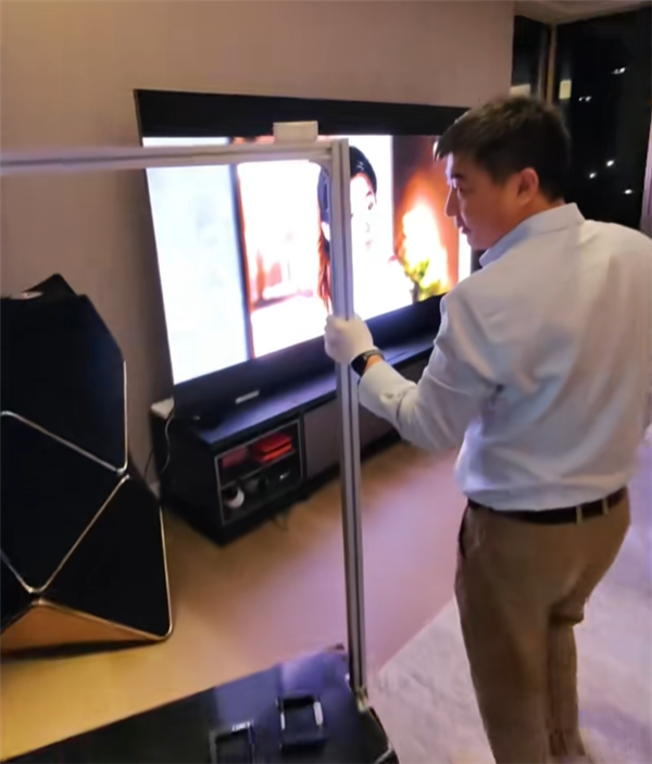 王思聪的110万元电视坏了 维修超简单 像拼乐高