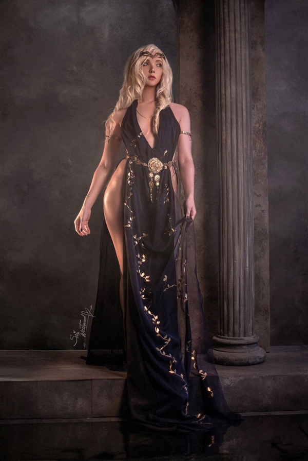 国外美女Cos《黑夜君临》女爵美图 完美逼真还原