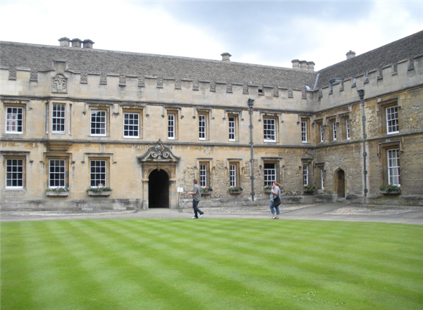 国际知名留学机构股价暴跌近50%：当前财年业绩预计腰斩