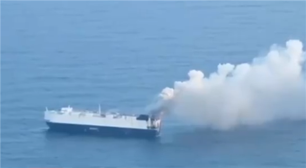 载有3000多辆汽车的滚装船海上起火 货船包租方安吉物流回应