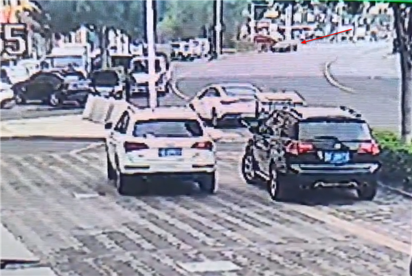 特斯拉过弯失控高速撞向路边多车 路虎揽胜被撞废