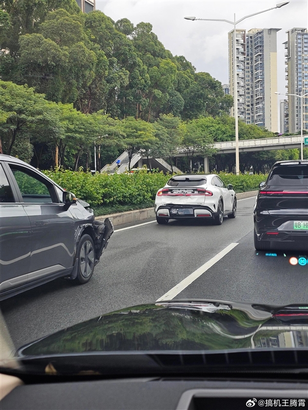 小米YU7上市后首撞：被后车追尾