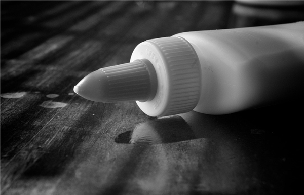 隔着屏幕开始痛了！男子误将502当眼药水滴入右眼