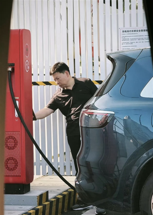 余承东给问界M8充电被网友偶遇：用的还是华为红色超充桩