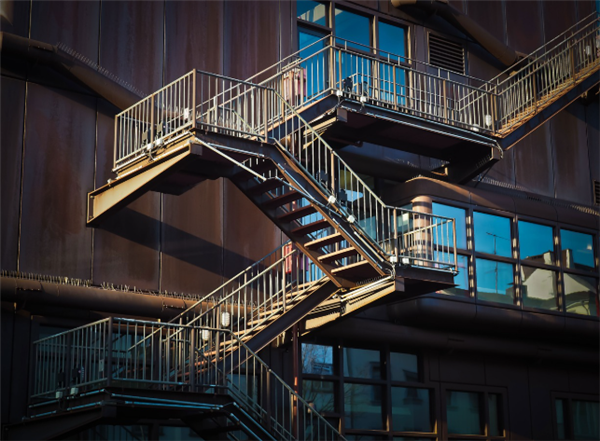 日常爬楼梯会伤膝盖 这是真的吗