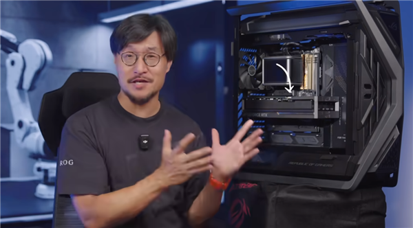 华硕首发背插2.5 RTX 5090：上下两个供电接口、极限供电2100W