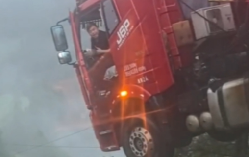 厦蓉高速大桥垮塌卡车司机被困空中 9分53秒施救全程视频曝光