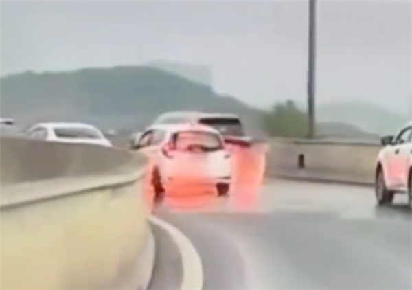 本田飞度过水坑颠簸后突发自燃 网友：第一次见把车颠着的