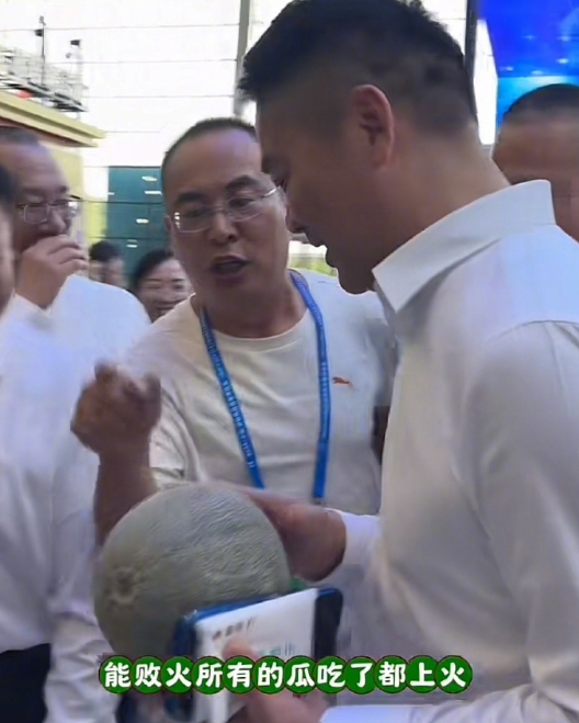 刘强东现身乌鲁木齐 热心摊主送哈密瓜请他品尝