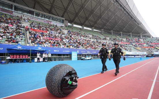未来感十足！球形机器人亮相苏超赛场：360度环境感知