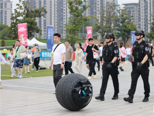 未来感十足！球形机器人亮相苏超赛场：360度环境感知