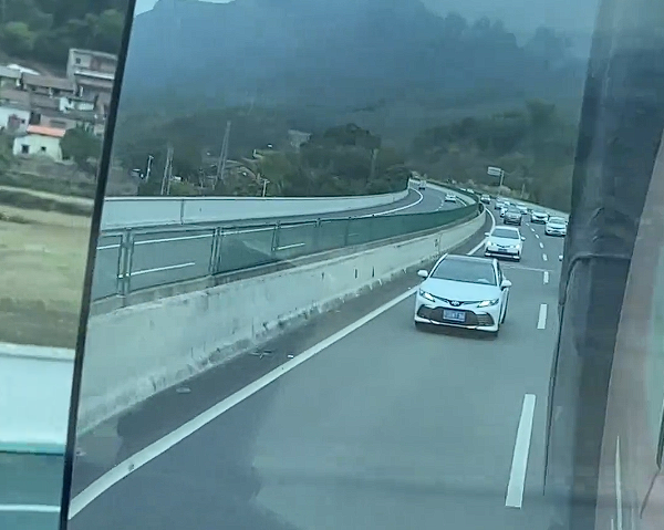 堵车的尽头是什么：一辆和货车并行的丰田卡罗拉