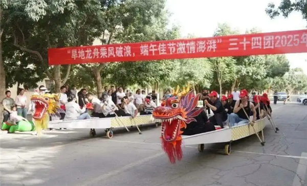 新疆旱地龙舟爆火 网友：主打没有一点水分