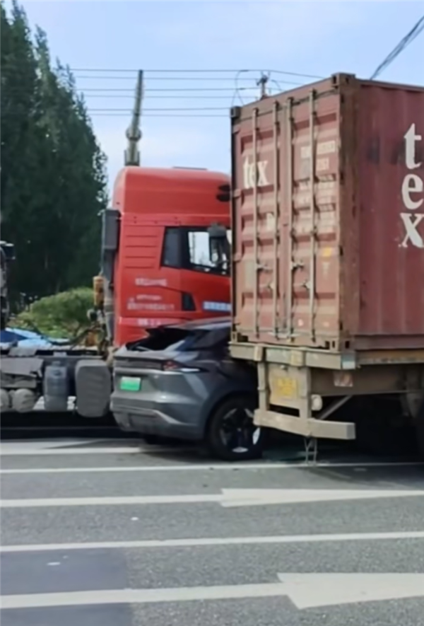 深蓝汽车被大货车左右夹击车上人没事 车主：感谢深蓝让我捡回一条命