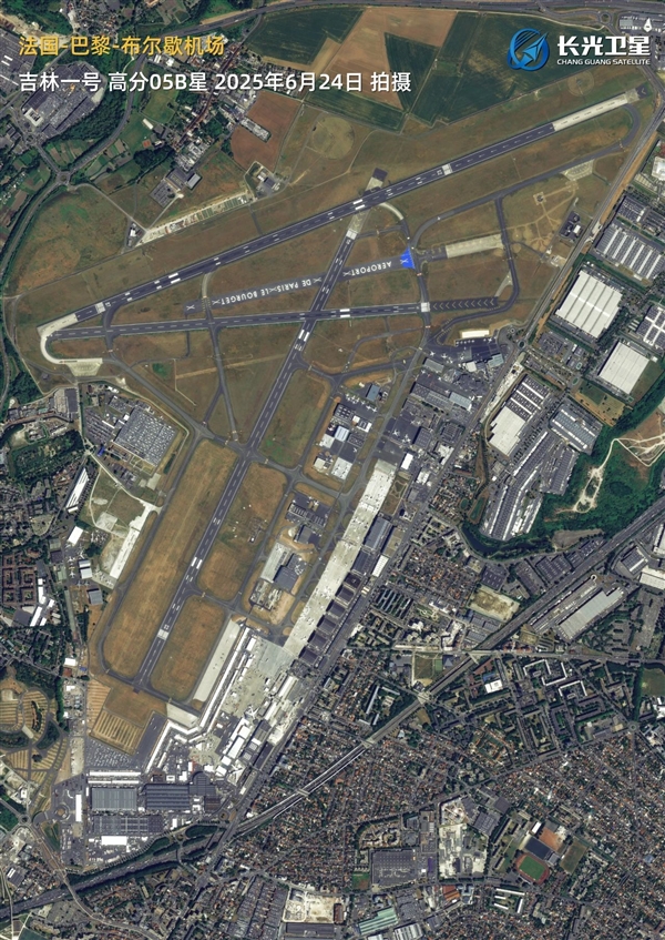 卫星视角看2025巴黎航展：歼10-CE、阵风巧合面对面