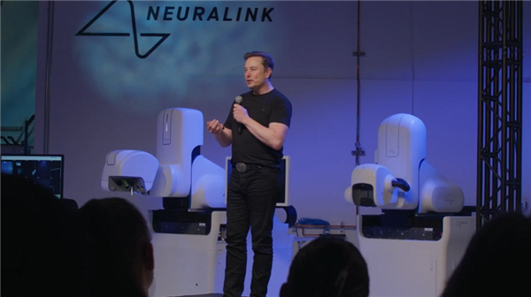 马斯克公布脑机接口重大进展：未来有望控制人形机器人 28年人类变AI