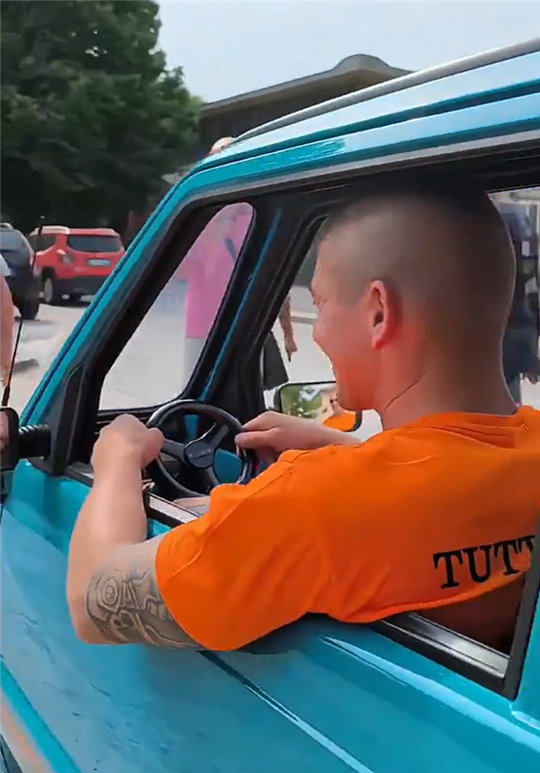 妥妥“纸片车”！意大利人打造世界最窄汽车：方向盘没碗大