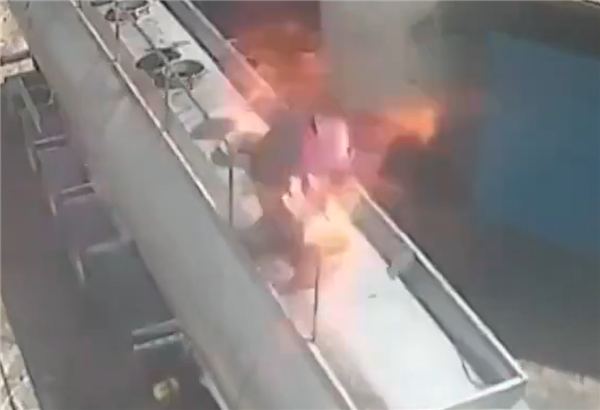 土耳其一男子嘴里叼着香烟清洁油罐车：开盖后被炸飞